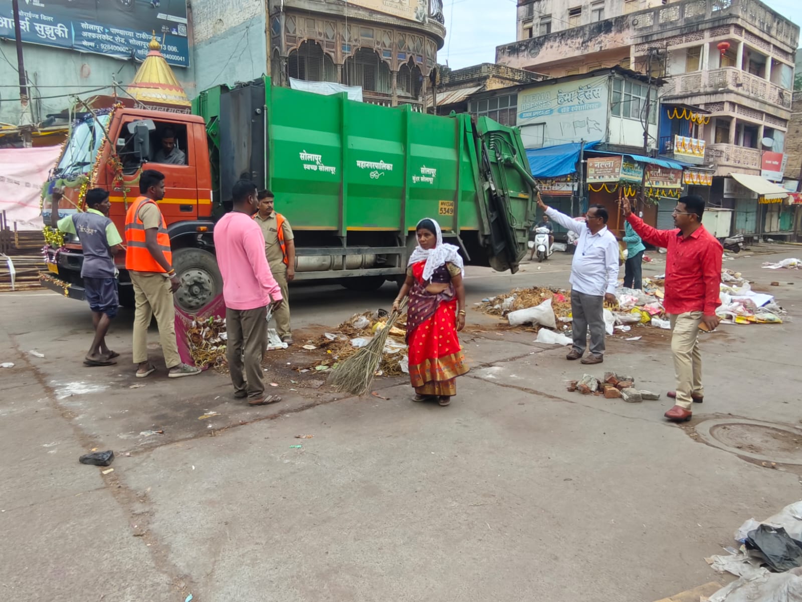 सोलापूर महानगरपालिकेच्या वतीने दिवाळी सणानिमित्त शहरातील विविध ठिकाणी स्वच्छतेचे विशेष अभियान राबविण्यात आले.
