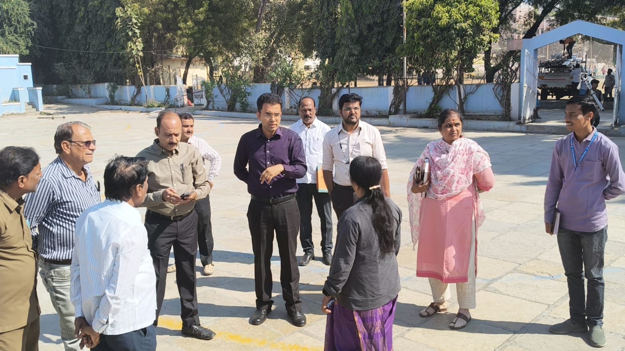 सार्वत्रिक निवडणूक 2025-निवडणूक तयारीला वेग : आयुक्त डॉ. सचिन ओम्बासे यांनी आज मतदान यंत्रे, मत मोजणी ठिकाणाची केली पाहणी