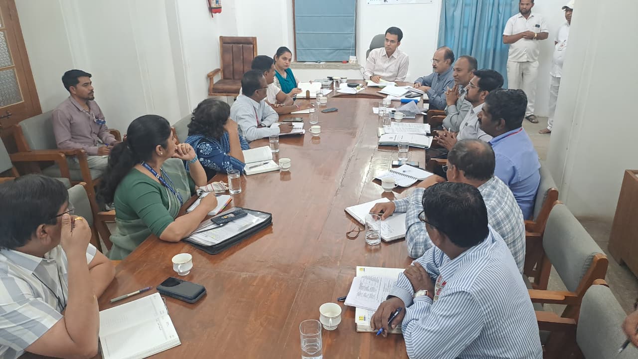 सोलापूर मनपा निवडणुकीसाठी आयुक्त कार्यालयात निवडणूक निर्णय अधिकारी व सहाय्यक अधिकाऱ्यांची आढावा बैठक