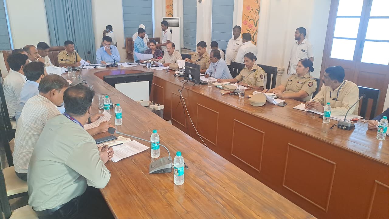 सोलापूर महानगरपालिका सार्वत्रिक निवडणूक २०२५–२६  निवडणूक पूर्वतयारीसाठी निवडणूक संनियंत्रण समितीची बैठक संपन्न..