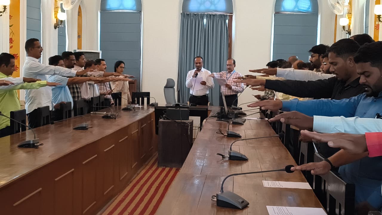 सोलापूर महानगरपालिकेत 'महाराष्ट्र लोकसेवा हक्क दिन' उत्साहात साजरा; अधिकारी व कर्मचाऱ्यांनी घेतली कामाच्या निष्ठेची शपथ