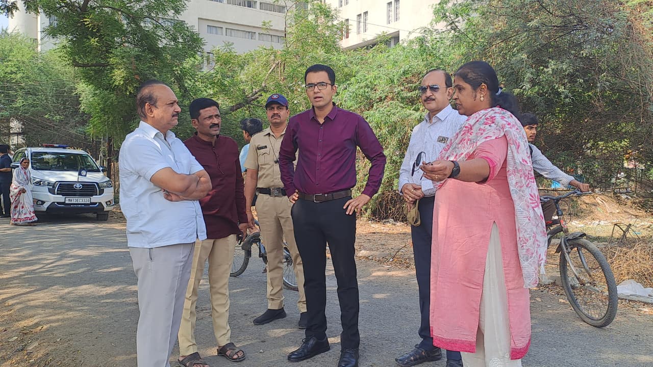 नाल्याच्या कामाची प्रत्यक्ष पाहणी केली