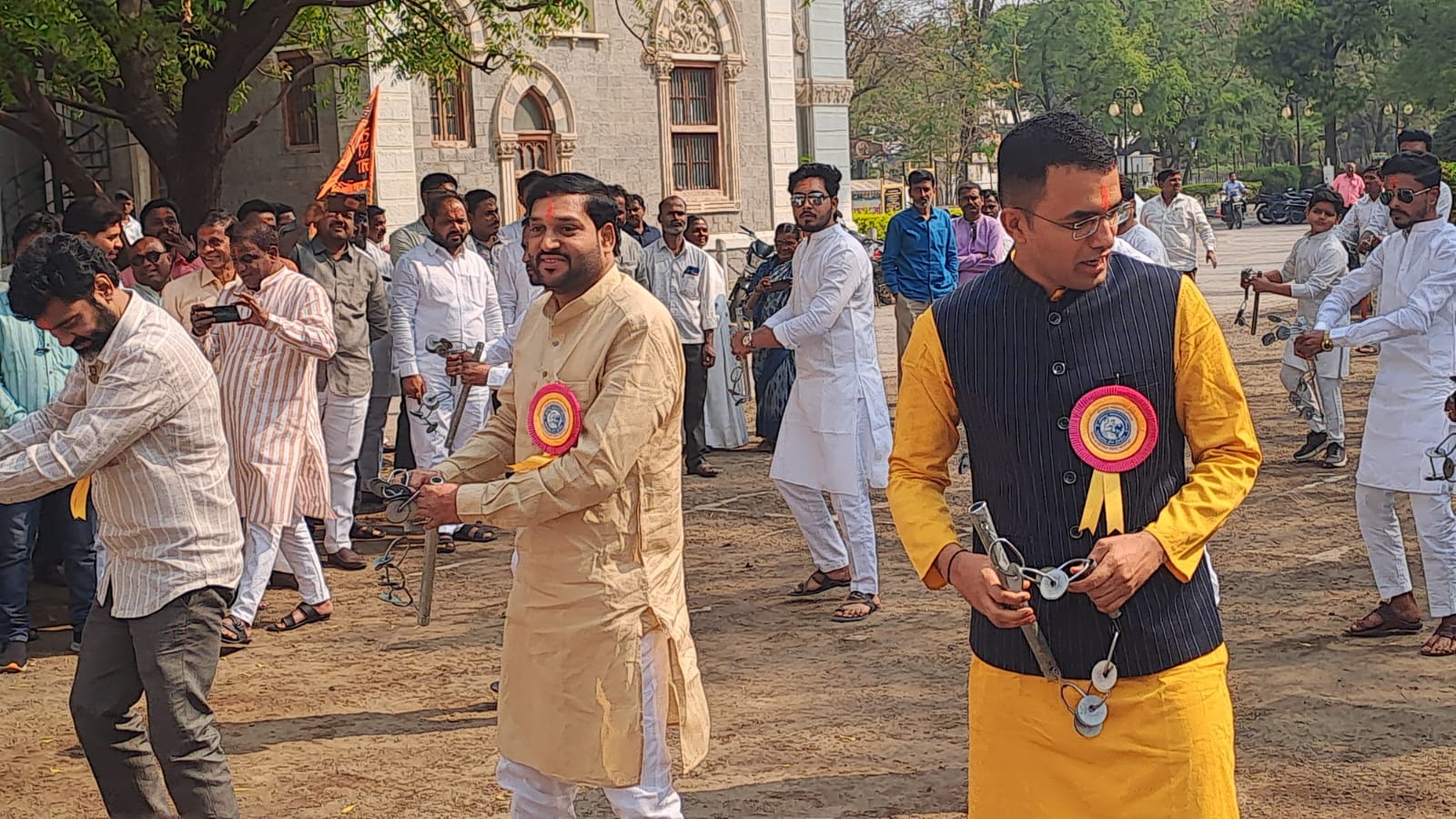 सोलापूर महानगरपालिकेच्या शिवजन्मोत्सव मंडळ, सर्व अधिकारी व कर्मचारी वृंद यांच्या वतीने प्रशासकीय इमारतीत श्री छत्रपती शिवाजी महाराज यांच्या जयंती दिनानिमित्त अभिवादन कार्यक्रम उत्साहात संपन्न झाला.