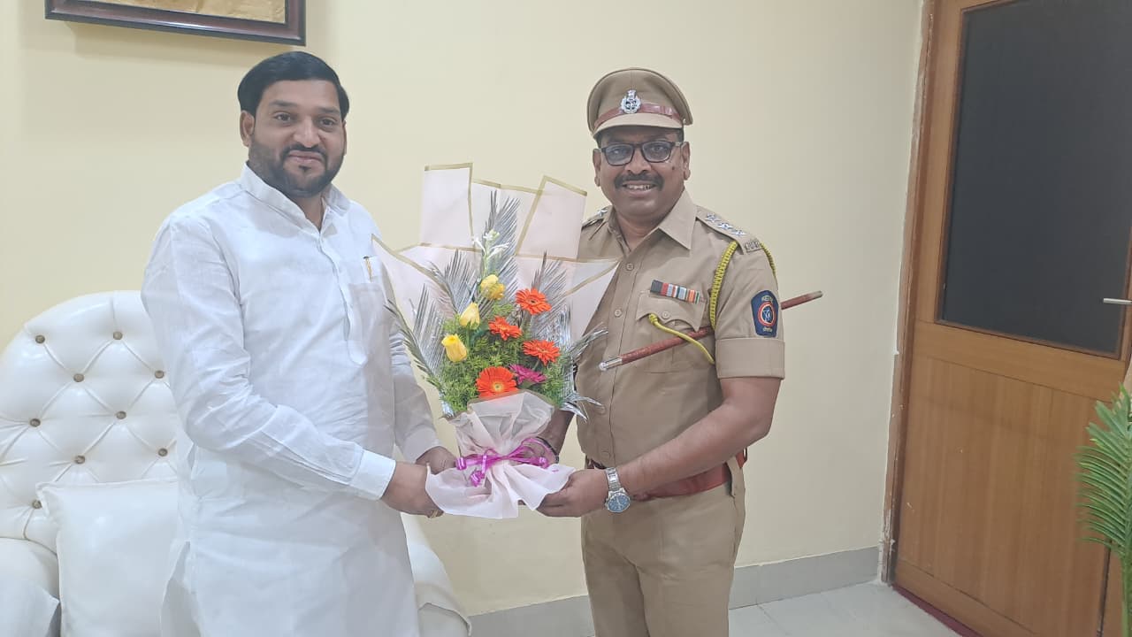 सोलापूर शहराचे सहाय्यक पोलीस आयुक्त सुधीर खीराडकर यांनी आज सोलापूर महानगरपालिकेचे नूतन महापौर श्री. विनायक कोंड्याल यांची सदिच्छा भेट