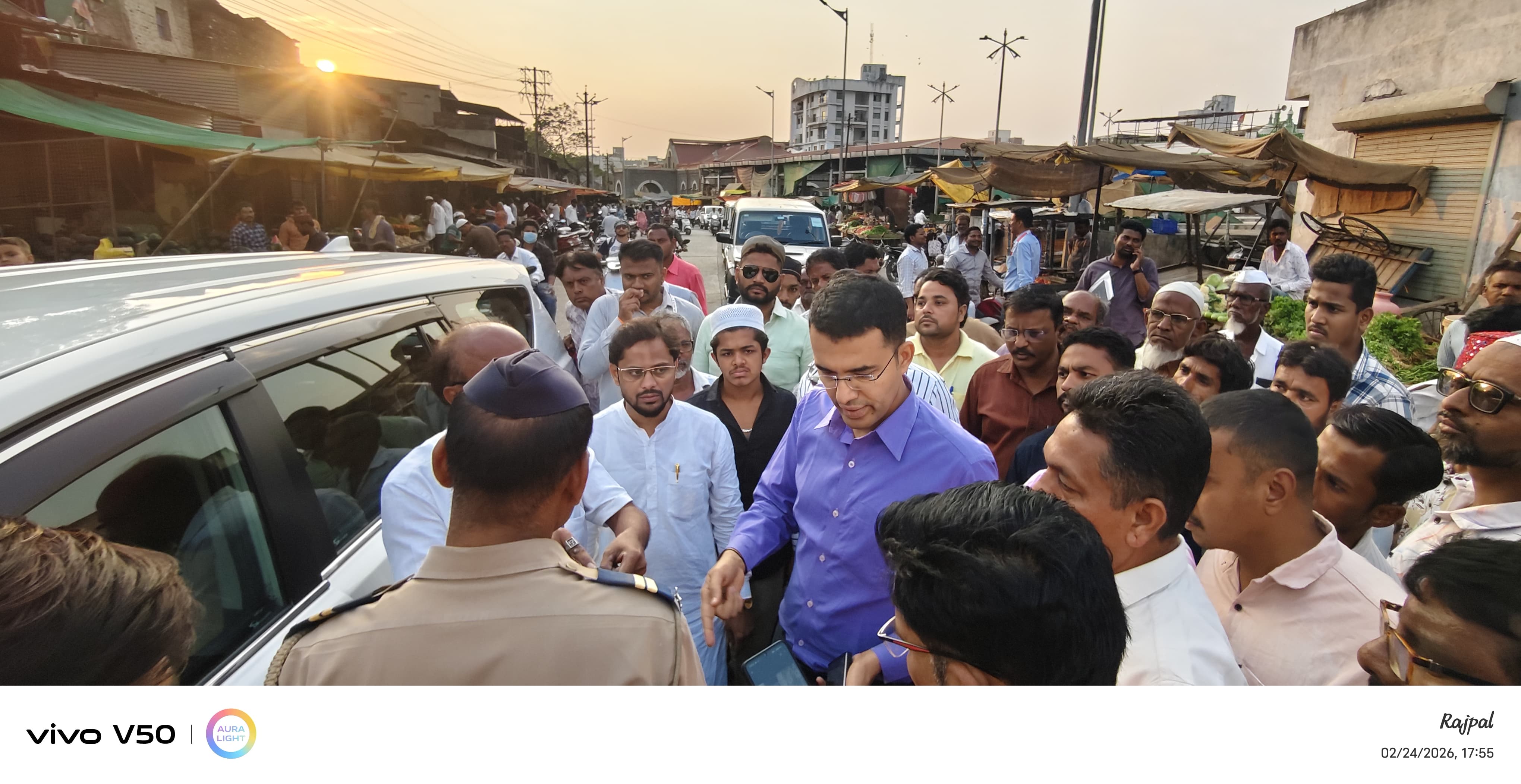 Commissioner's strict orders to vegetable vendors in Laxmi Market to stay in the market...