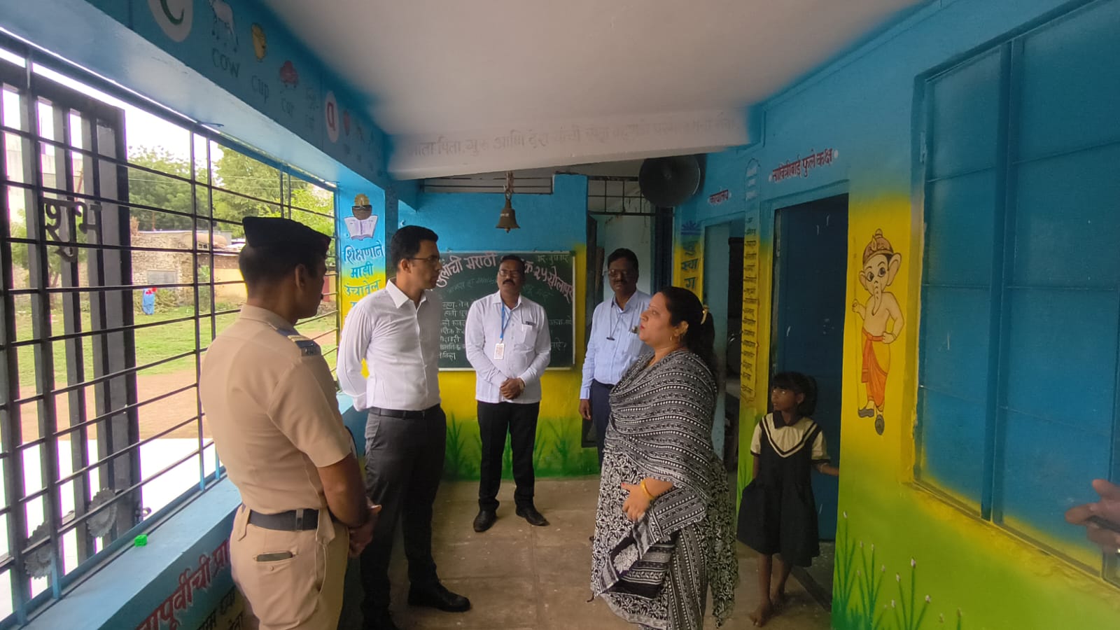 Municipal Commissioner conducts an on-site inspection of the vegetable market and drain cleaning operations in Ward No. 15.