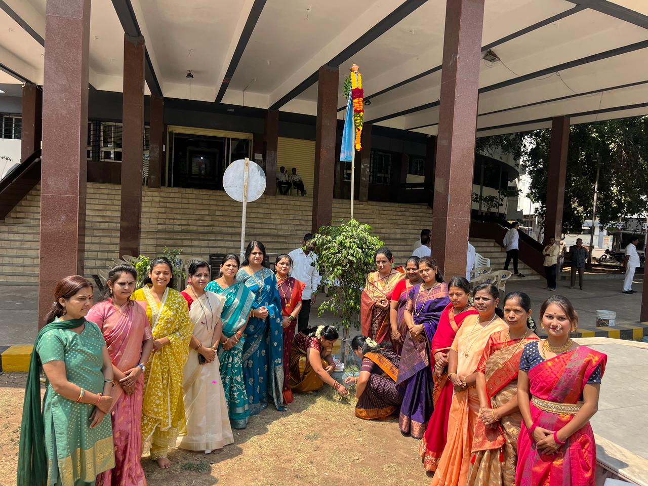 सोलापूर महानगरपालिकेच्या कौन्सिल हॉल येथे गुढी पाडव्याच्या निमित्ताने उत्साहात गुढी उभारणी कार्यक्रम पार पडला