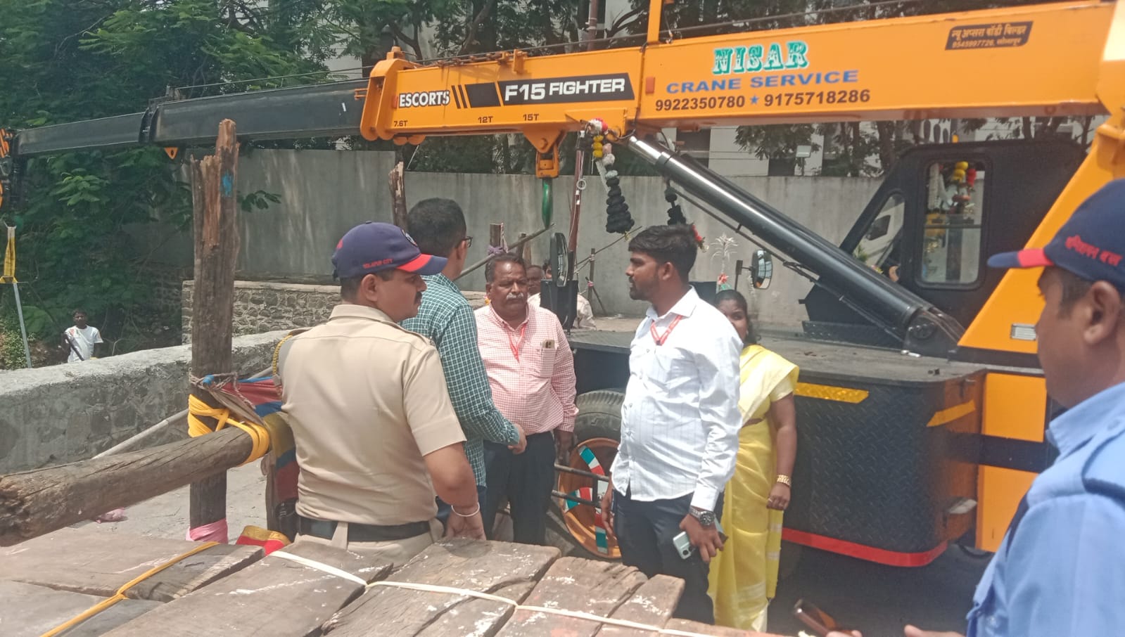 Commissioner Dr. Sachin Ombase inspects the artificial Ganesh immersion tank in the Bidi Gharkul area.