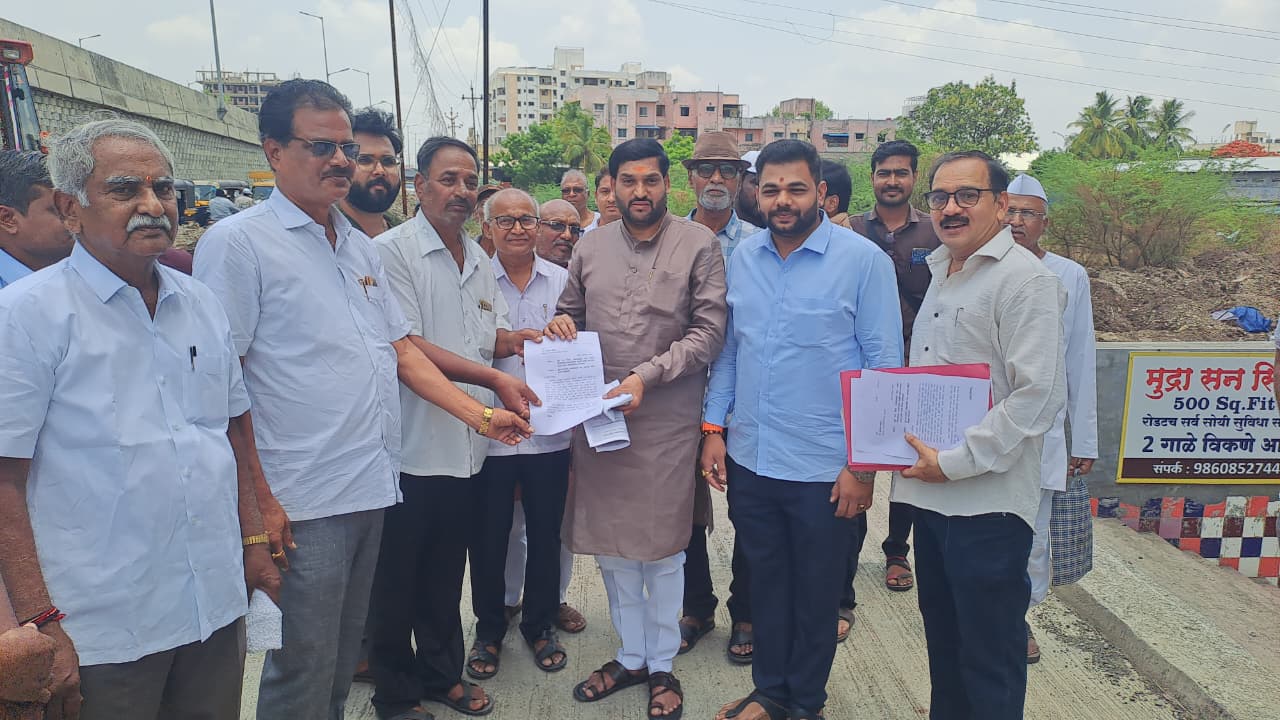 Mayor takes note of drain problem of citizens of Mudra Sun City